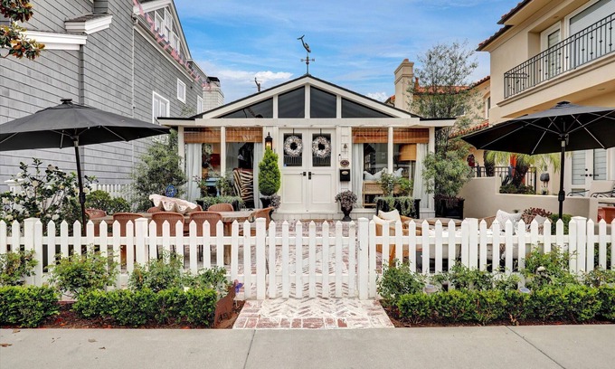 Balboa Island Casa | Quintessential Balboa Island Beach Cottage