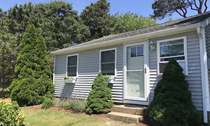 West Chatham Casa | Quintessential Chatham Cottage by the Pond