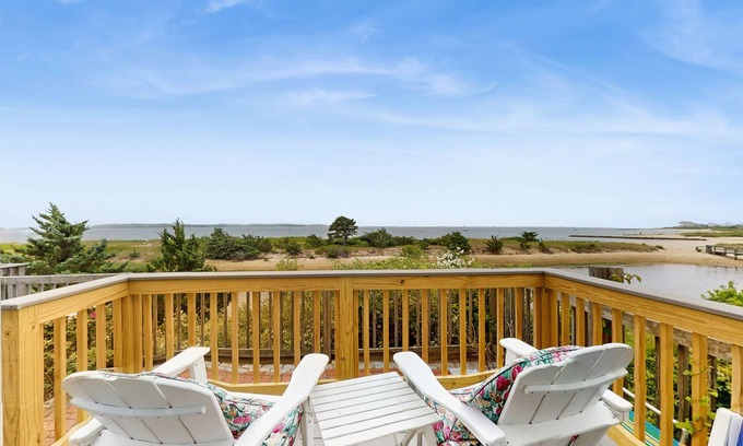 West Yarmouth Apartamento | Quintessential coastal studio with beach access, BBQ area, patio, & water views