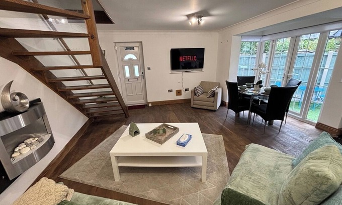 Brentwood Casa | Quirky 2-Bed Brentwood Home Near High St and Station