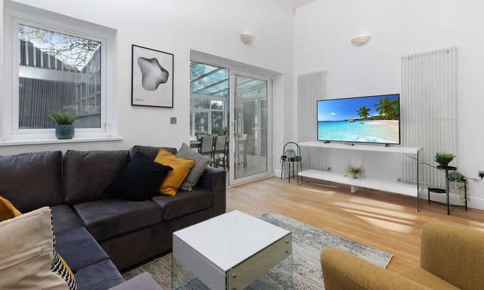 Edgware Cabaña | Quirky 3 Bedroom 2 Bathroom Cottage with parking- Edgeware
