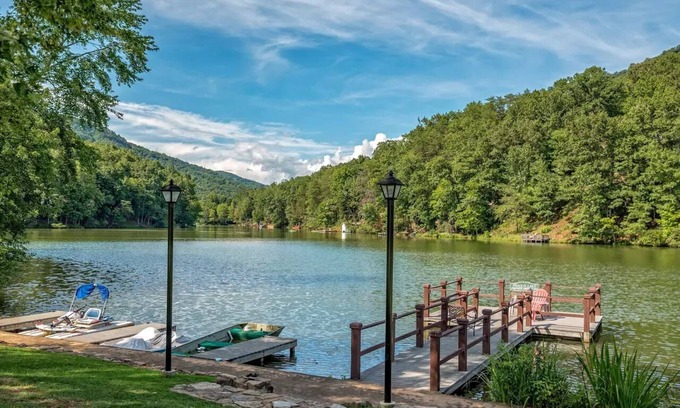 Lake Lure Condominio | Quite 55 community. Close to shopping, farmers market, and especially beaches.