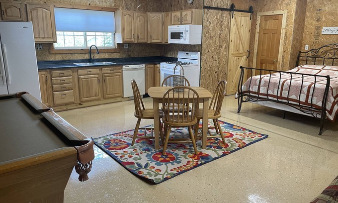 Pecatonica Apartamento | Quite- relaxing country living with pool/hot tub and sauna!