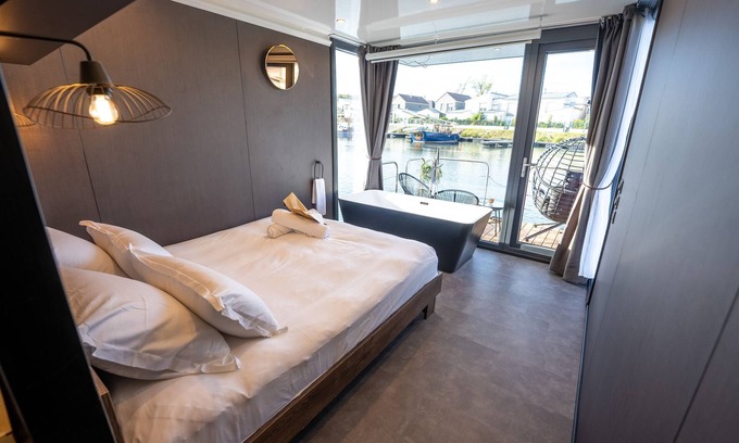 L'Isle-Adam Alquiler De Eote | Rêve flottant pour amoureux balnéo et sauna - La Balzac