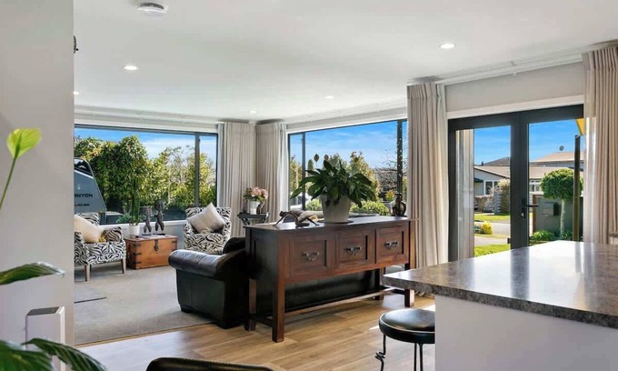 Rainbow Point Casa | R&R in the always sought after Rainbow Point 250 Meters from the lake