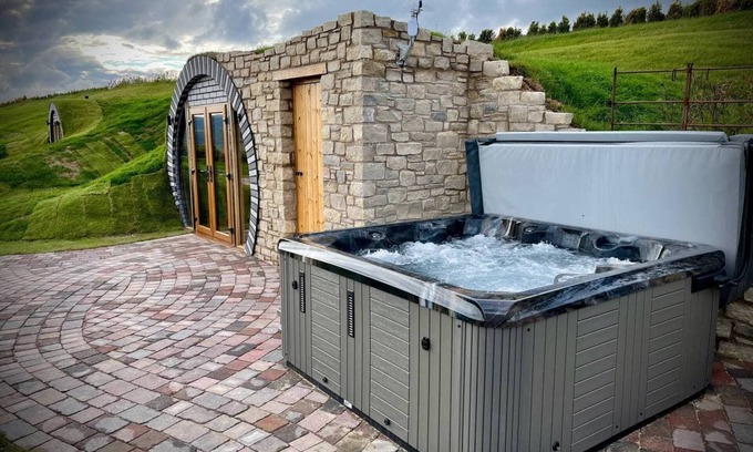 Rhayader Cabaña | Rabbits View - Underground Hobbit Home Sleeping 6 guests in 3 bedrooms