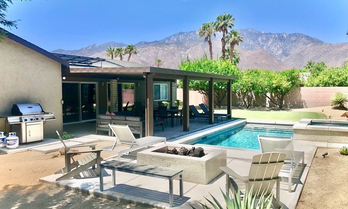 Racquet Club South Casa | Racquet Club East Home with Modern Flair | Pool, Spa & Outdoor Living
