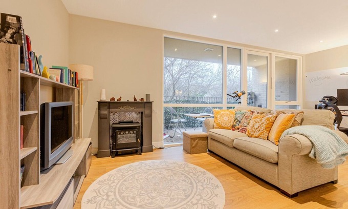 East Walworth Apartamento | Radiant Relay: Stylish 1-Bed Flat with Balcony