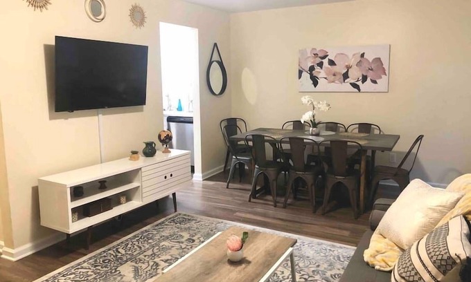 Durham Casa | ★ Radiant Retreat ★ King Bed ★ Long Term Stays ★
