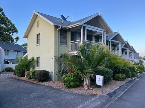 Cams Wharf Casa | Raffertys Resort Lakeside Terrace Plus 4 Star