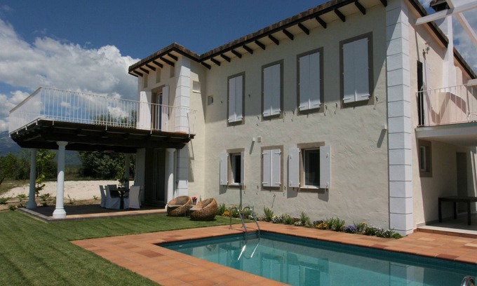 Candeleda Casa | RAFIKIS’ HOME- Casa Rural con piscina y pista de pádel en Candeleda