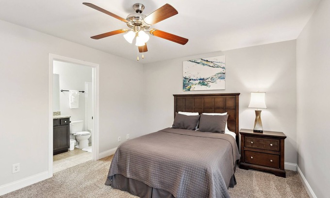 Clarksville Apartamento | Railton - B6 I Townhome I Driveway