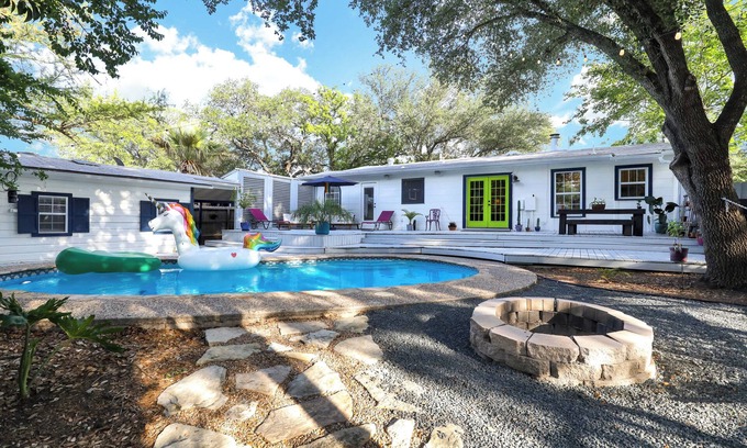 Terrell Heights Casa | Rainbow Casita
