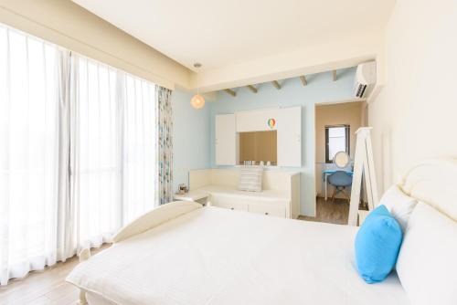 Jiji Casa | Rainbow Field House