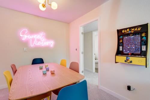 West Colorado Springs Casa | Rainbow Road Hot Tub Pikes Peak Views Pac Man