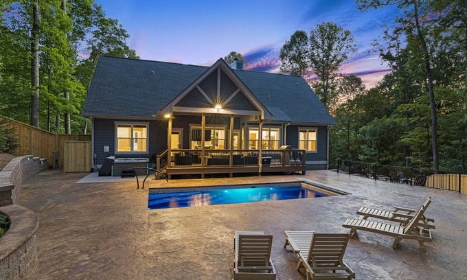 Avery Creek Casa | Rainbow’s Edge | Mountain Views, Hot Tub, Game Room & Gourmet Kitchen
