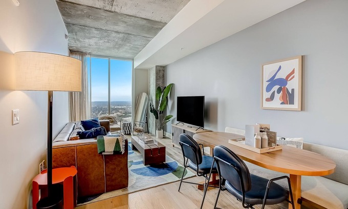 Rainey Street Historic District Condominio | Rainey St. condo with balcony, rooftop pool, fitness center and coffee shop