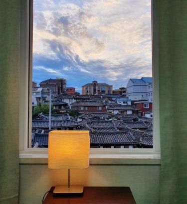 Gahoe-dong Apartamento | Rakidang Stay 樂異堂 한옥마을이 창가에 담기는 집