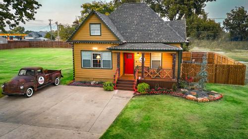 Chickasha Casa | Ralphie's House Chickasha - Fiber WIFI - 4 Bedroom!