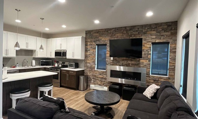 Georgetown Casa | Rambler's Retreat / Sleeps 8 / Lakefront View