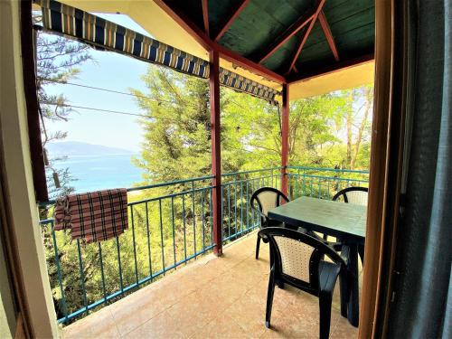 Radhime Casa | Ramo's Cozy Beachside Haven with Panoramic Views - 1st