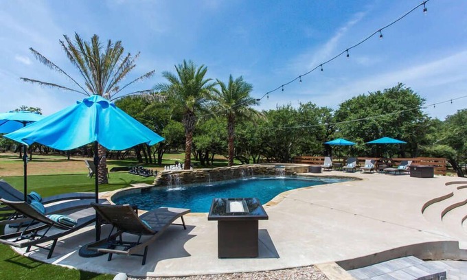 Dripping Springs Casa | Ranch Estate con piscina y campo de golf de 3 hoyos! Sleeps 26 - ¡Experiencia de vacaciones de lujo!
