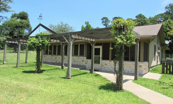 Polk County Casa | Ranch home situated on 48 acres with a beautiful pond