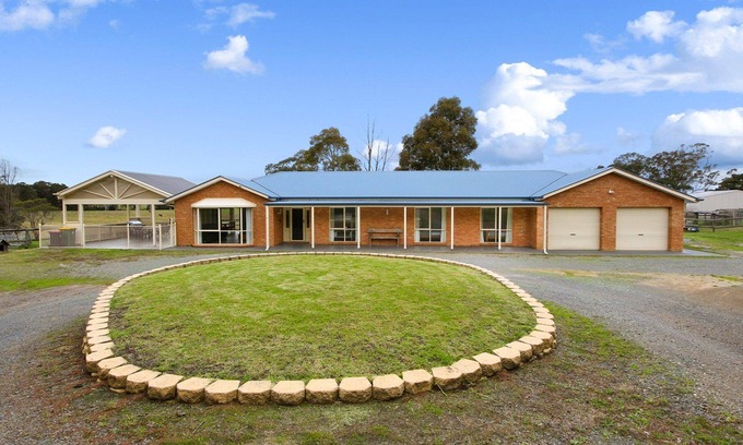 Lake Tyers Beach Casa | Ranch @ Lake Tyers Beach - Spacious rural home ideal for families and groups