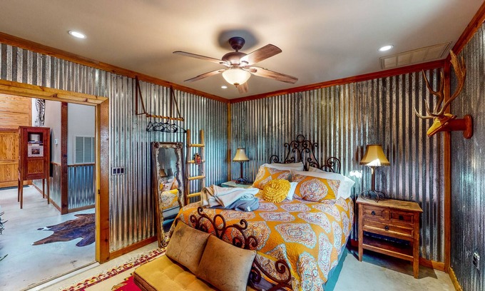 Bandera Cabina | Ranch Lodge on 100+ Acres with Exotic Wildlife, Fishing Ponds & Game Room