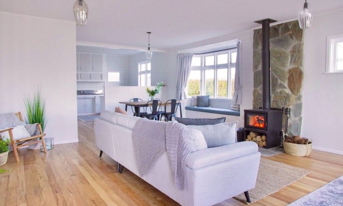 Ranfurly Cabaña | Ranfurly cottage on Central Otago rail trail. Modern comforts & great value.
