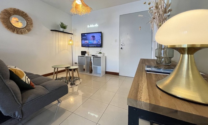 Sainte-Clotilde Centre Apartamento | Raphael, T2 apartment with terrace and landscaped garden