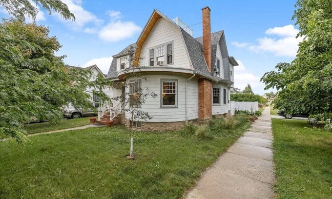 Rapid City Casa | Rapid City's Historical District. Featuring 4 bedrooms and 2 and half bathrooms