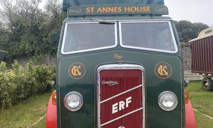Turnchapel Casa | Rare 1954 Renovated Vintage Lorry - Costal Location
