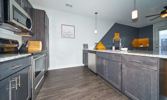 Downtown Indianapolis Apartamento | Rare 1BDR Apt with Pool Gym Parking