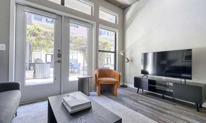 Barton Heights Apartamento | Rare Barton Springs 1BR w/ Gym, Pool & W/D, nr downtown, by Blueground