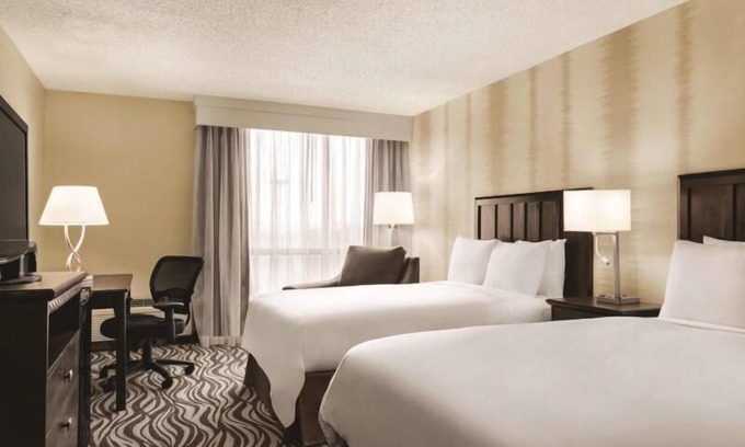 Fort Worth Hotel | Rare Find! Four Relaxing Units, Pool, Free Parking, Near AT&T Stadium