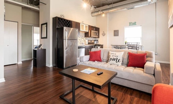 Country Club Plaza Area Apartamento | Rare Find KC Plaza Loft One Bedroom Pool/Gym