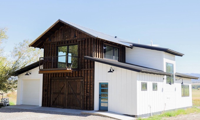 Bozeman Casa | Rare Find | Mountain View & 3 Miles to MSU/Main St
