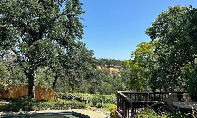 Folsom Casa | Rare Find! Yellow House Sanctuary on Hinkle Creek