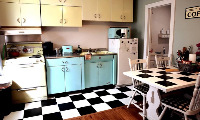 Deadwood Apartamento | Rare Hideaway on Main, Retro unit