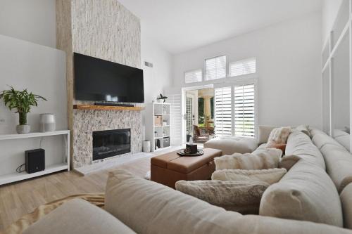 Palm Desert Casa | RARE Poolside - LUXE 1BR King, Pool, EV station