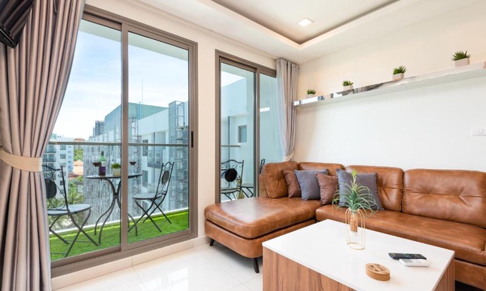 South Pattaya Apartamento | Rare XXXL Swimming Pools Resort - 500Mbps Blazing Fast Free WIFI - Top Floor Pool View Balcony - Gym - Sauna - Kids Playground - Supermarkets