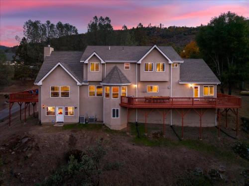 Oakhurst Casa | Rathore Von Liecthi Lodge with spaarcade roomplayground and more