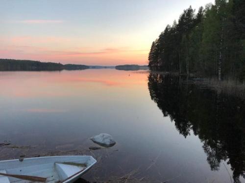 Vehmersalmi Chalet De Esquí | Rauhaa ja rantaa kaipaavalle mökki rannalla