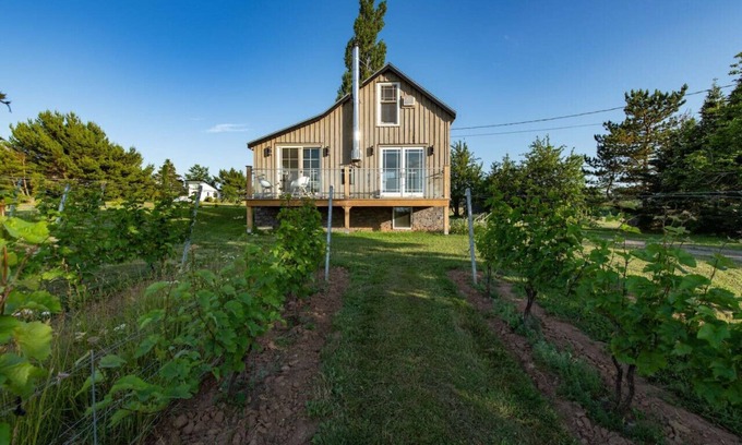 Wolfville Cabaña | Raven Hill Vineyard Cottage