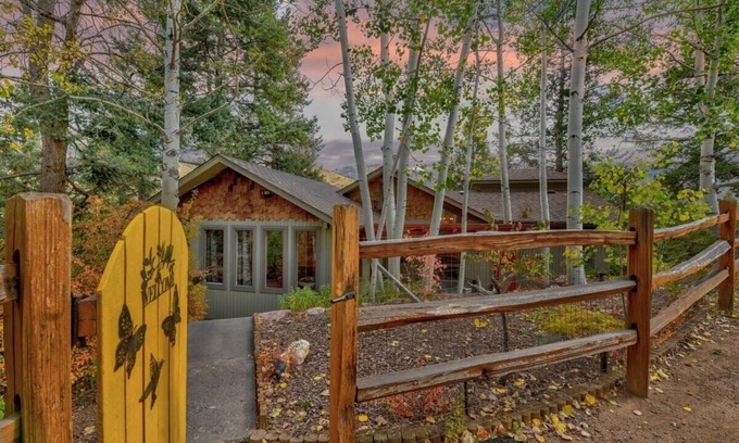 Cascade-Chipita Park Cabina | Raven's Nest - pet friendly, hot tub, enchanted