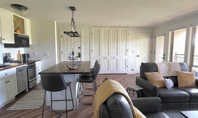 Bend Condominio | Ravens Ridge at Seventh Mountain Guest Favorite: Cozy Top Floor Retreat!