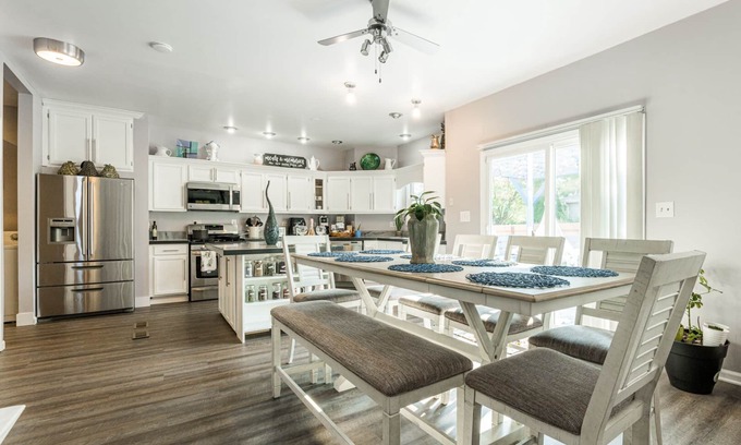 Bolingbrook Casa | Re-Designed, Cosmos Retreat, King Bed, Hot Tub, WiFi, Large TVs, Spacious & Calm