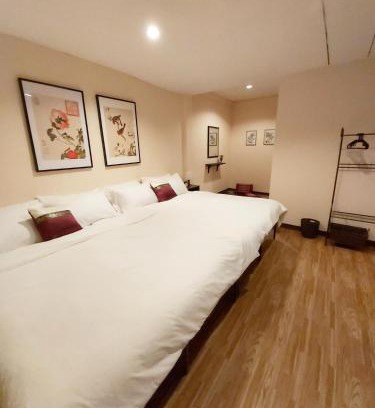 Thanon Phetchaburi Casa | Real Bangkok Guesthouse Private 3BR Home 3 Min to BTS Ratchathewi