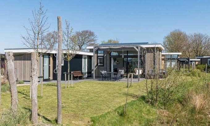 Burgh-Haamstede Casa | Real music lovers can indulge themselves here, as this chalet has a piano! From the living room you